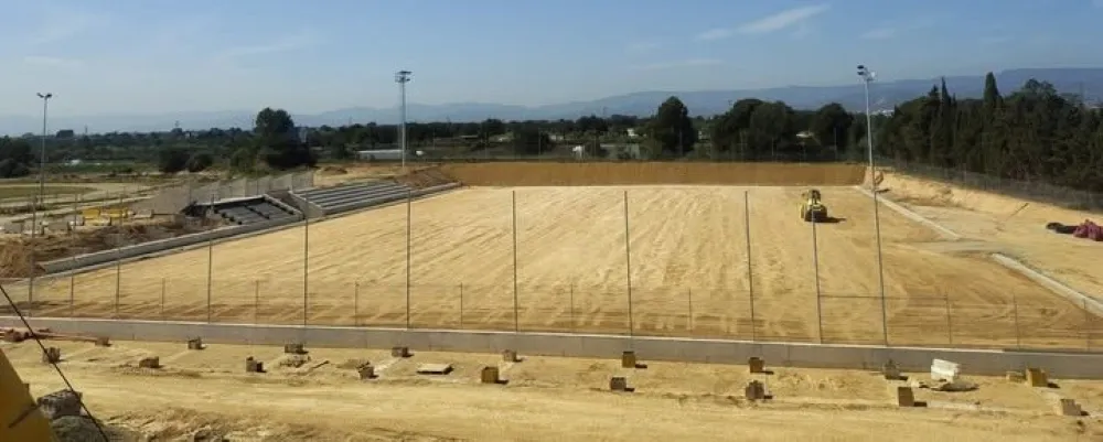 El campo de fútbol principal cambiará el marrón por el verde en dos semanas