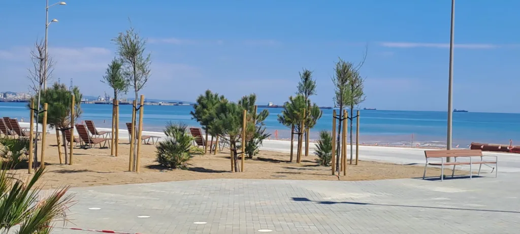 El paseo de La Pineda ha cambiado completamente de cara