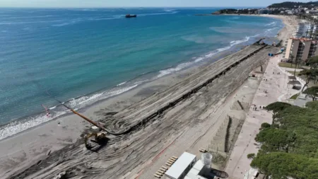 Los trabajos de reposición de arena en la playa de La Pineda han empezado esta semana