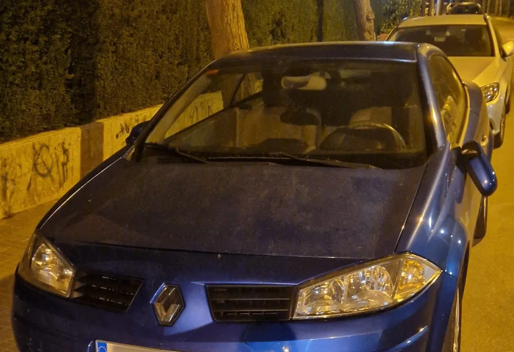 Uno de los coches dañados