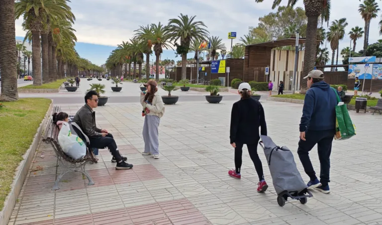 Turistas en el paseo Jaume I de Salou