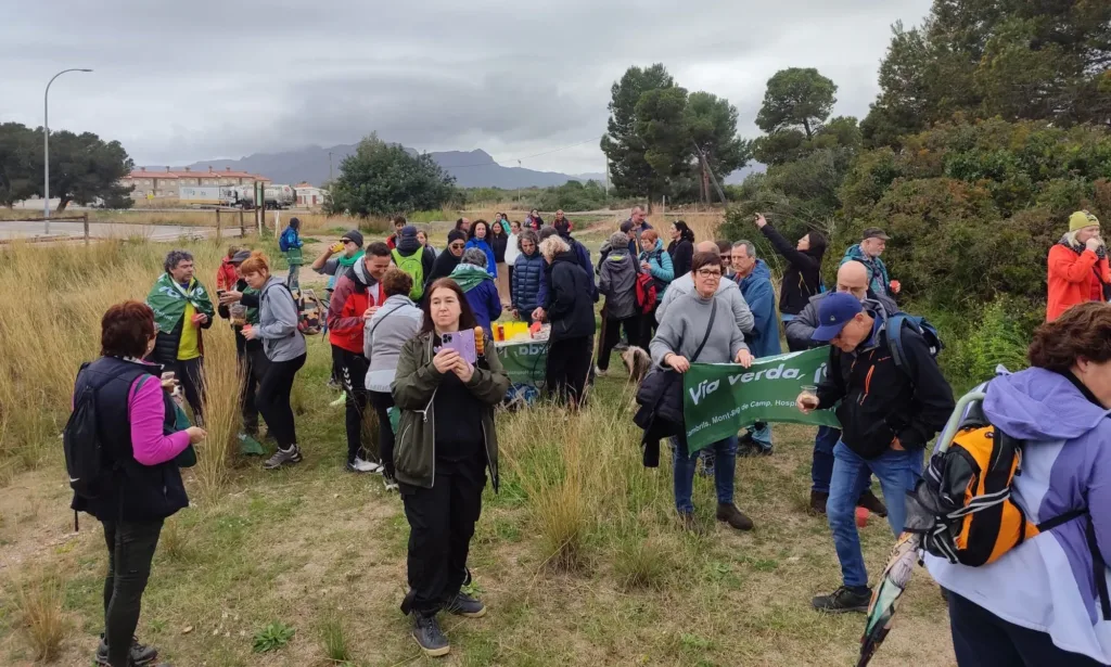 La Plataforma per la Via Verda de Cambrils, Mont-roig y l’Hospitalet teme que se pierdan los fondos para ejecutarla La plataforma mantiene las caminatas para exigir el proyecto