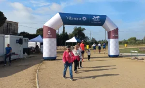 12 horas solidarias de atletismo en Vila-seca: la inscripción es un kilo de comida Participantes en las 12 horas de 2025