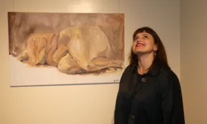 Queralt Osorio, junto a una de sus obras en la Torre Vella de Salou