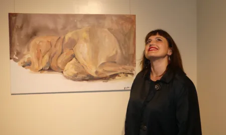 Queralt Osorio, junto a una de sus obras en la Torre Vella de Salou
