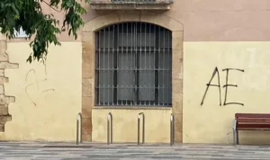 Una esvástica y AE (Arriba España) pintadas Vila-seca