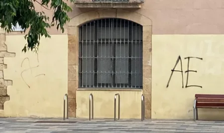 Una esvástica y AE (Arriba España) pintadas Vila-seca