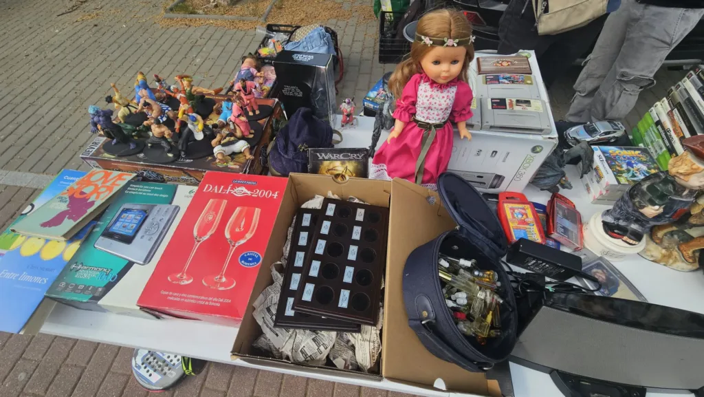 El rastro, un lugar en el que se encuentra todo lo que puedes imaginar y mucho más En un rastro se encuentran cosas variopintas