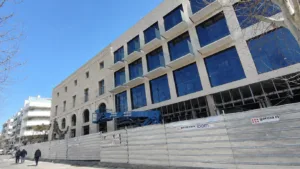 El edificio está ubicado entre las calles Barcelona y Major
