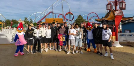 El Barça celebra la Liga en PortAventura Futbolistas del Barça, el año pasado en PortAventura