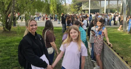 Dalia, de 11 años, y su madre, fueron las primera en llegar al casting de Salou