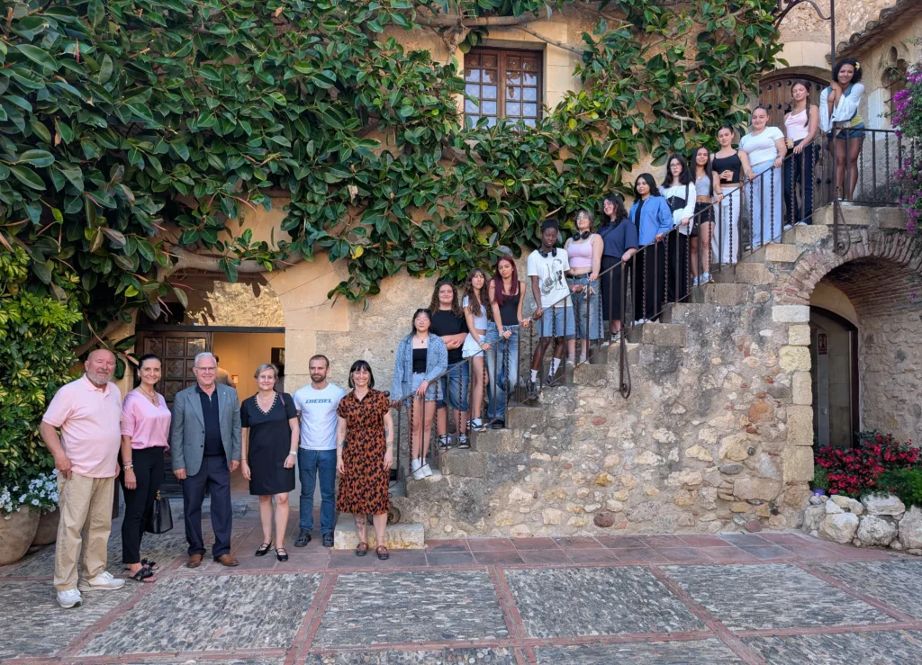 Foto de familia con las alumnas participantes en la Torre Vella