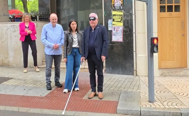 Pere Granados recorrió un tramo con los ojos tapados y bastón