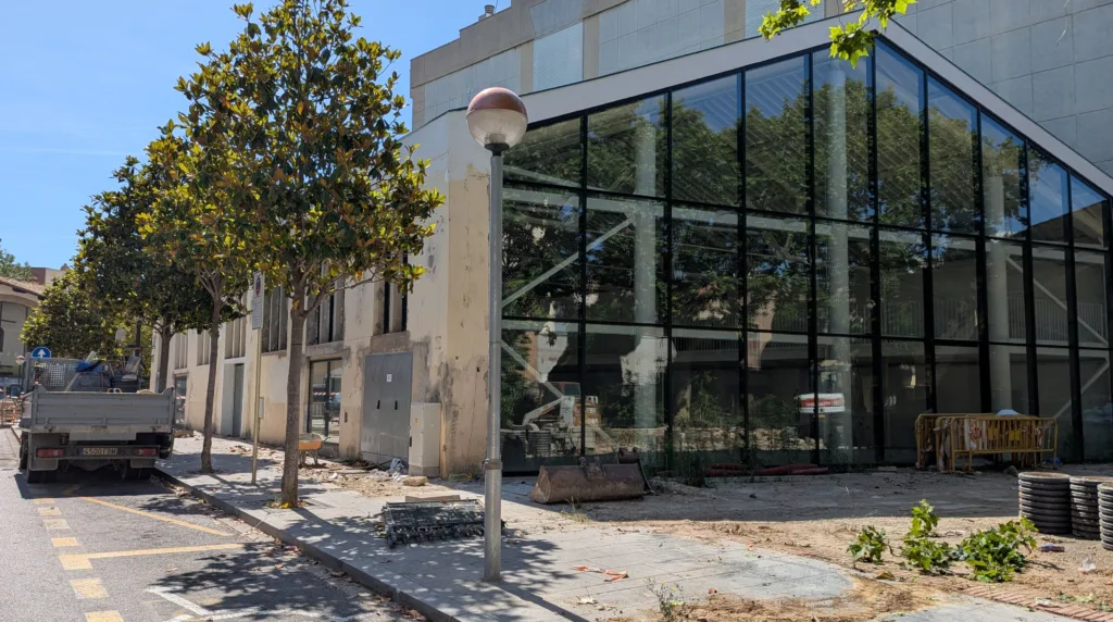 Cambrils instal·larà una gran pèrgola a l’entorn del Mercat de la Vila Les obres de l'entorn del Mercat de la Vila ja s'han iniciat
