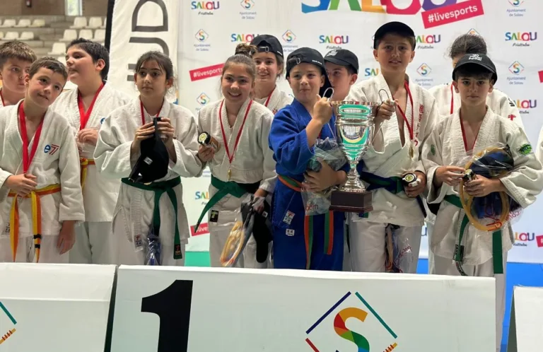 El Club Judo Salou tiromfa en la categoria aleví mixte per equips L'aleví mixte de Club Judo Salou, al podi