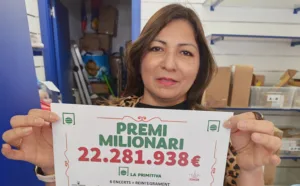 Gisela Zamudio posa con el cartel del premio