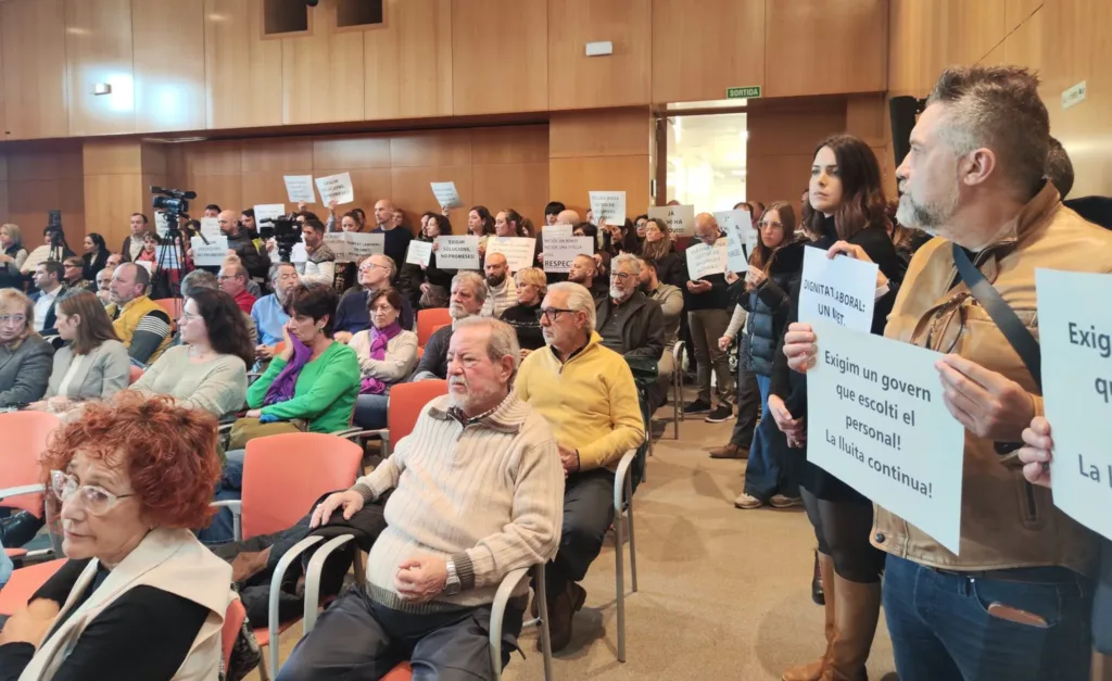 Una protesta de empleados municipales en un pleno de Cambrils