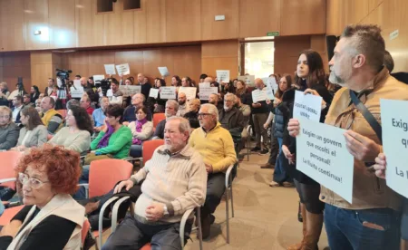 Una protesta de empleados municipales en un pleno de Cambrils