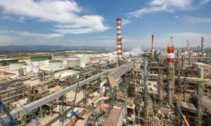 La refinería de Tarragona, clave para asegurar el suministro de queroseno… y el turismo Imagen de archivo de la refinería de Repsol en Tarragona