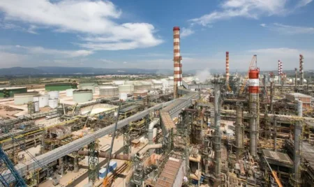 Imagen de archivo de la refinería de Repsol en Tarragona