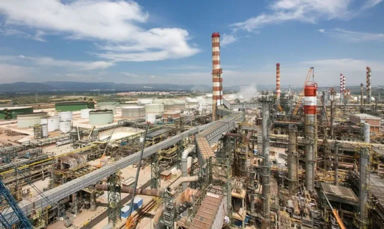 Imagen de archivo de la refinería de Repsol en Tarragona