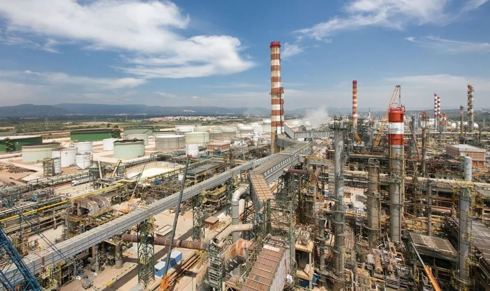 La refinería de Tarragona, clave para asegurar el suministro de queroseno… y el turismo Imagen de archivo de la refinería de Repsol en Tarragona