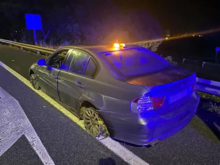 Detenido el conductor de un coche que circulaba ebrio y sin dos ruedas en La Pineda El coche fue interceptado en Tarragona