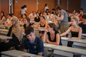 Más de 4.400 estudiantes inician las pruebas de acceso a la universidad Estudiantes antes de un examen de las PAU