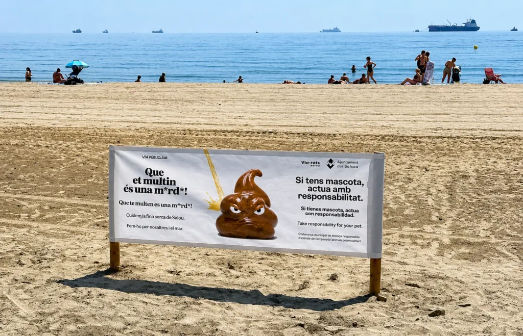 Vila-seca advierte a sus vecinos y visitantes: «Que te multen es una mierda» Un cartel de la campaña, en la playa de La Pineda