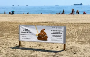 Un cartel de la campaña, en la playa de La Pineda