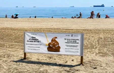 Un cartel de la campaña, en la playa de La Pineda
