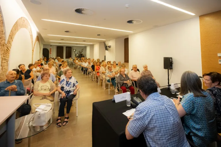 Vila-seca clou el curs de l’Aula d’Extensió Universitària de la Gent Gran de la URV Cloenda del curs al Castell de Vila-seca