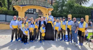 La gegantona La Gralleta de Salou estrena vestit Foto de família de l’Associació Cultural Gegants, a la plaça Bonet