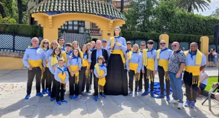 La gegantona La Gralleta de Salou estrena vestit Foto de família de l’Associació Cultural Gegants, a la plaça Bonet