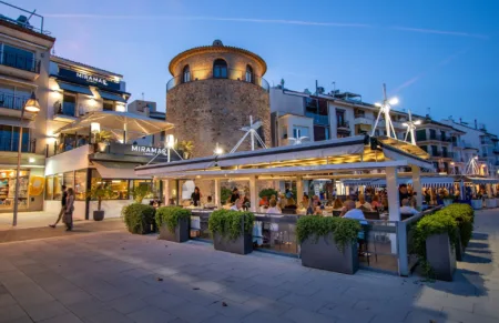 El restaurant Miramar està ubical al passeig marítim de Cambrils