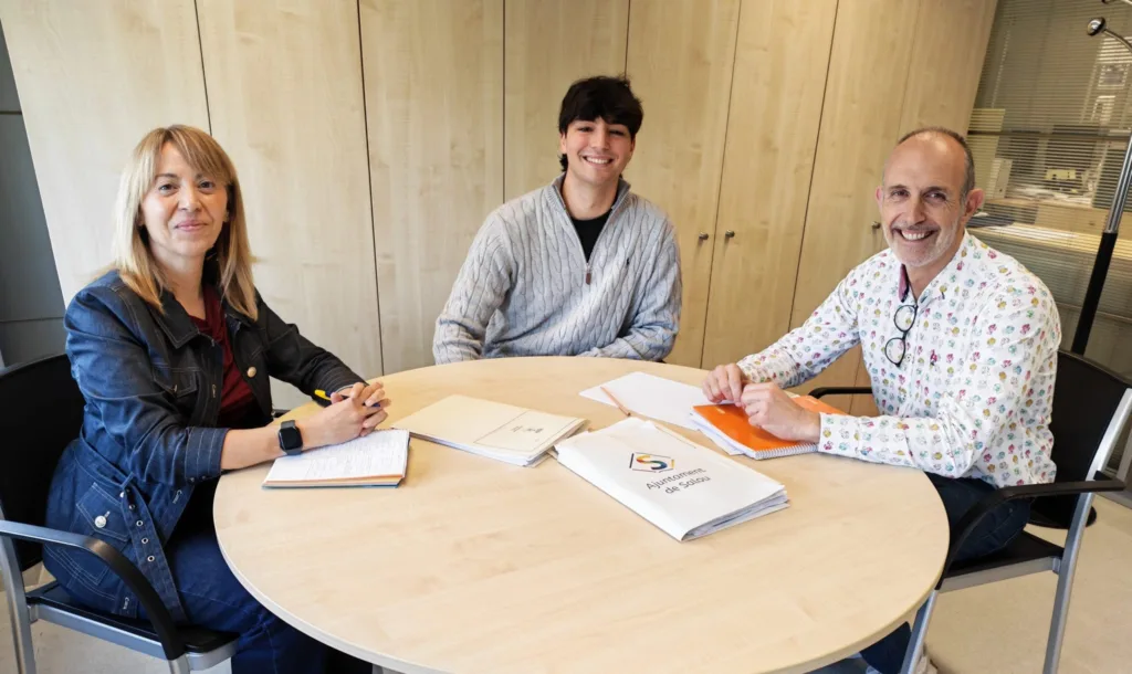 Oriol Martínez, al mig, amb Inés Gil i Fernando Holthoefer, del departament de Recusos Humans de l'Ajuntament de Salou