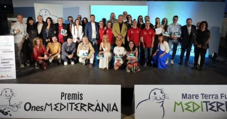 Foto de familia de los premiados y autoridades
