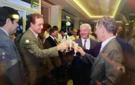 McDonald’s llegó a Salou en 1990. El alcalde Esteve Ferran (derecha), el empresario Esteve Blasi (centro) y Manuel Cuétara (izquierda) brindan por el momento histórico