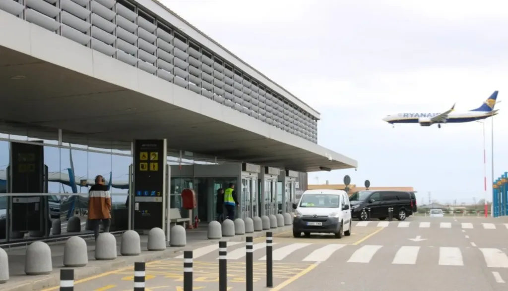 Un avión, a punto de aterrizar en el Aeropuerto de Reus