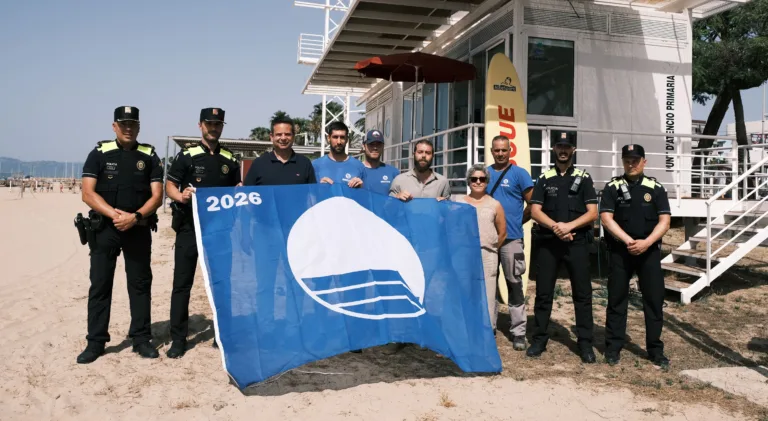 Acte simbòlic d’hissada de les banderes blaves a la platja del Cavet