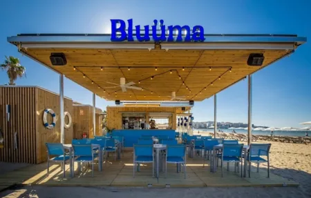 Bluüma Beach Bar está en el paseo Jaume I de Salou