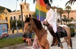 Luis Sanajuja portó la bandera arcoíris a caballo