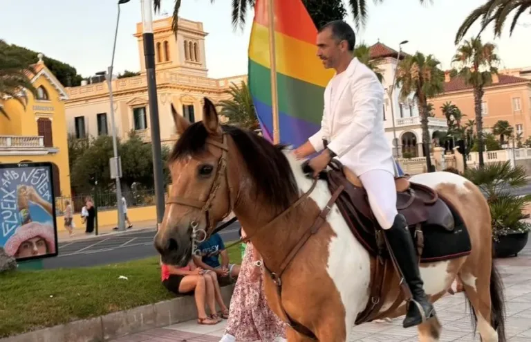 Luis Sanajuja portó la bandera arcoíris a caballo