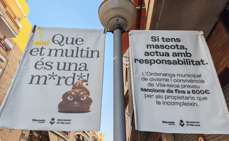 Vila-seca ‘reta’ a los dueños incívicos de perros con una campaña escatológica Una banderola de la campaña en Vila-seca