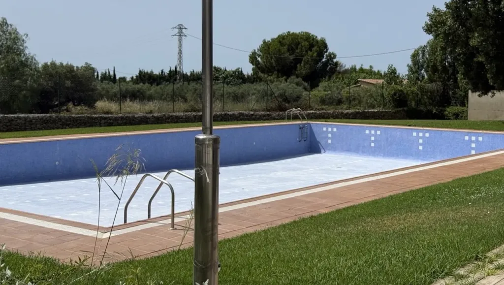La piscina de verano de Vila-seca, vacía, ayer lunes