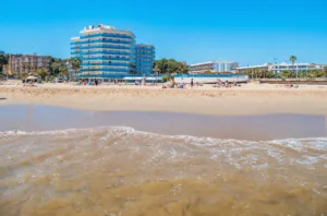 Una mujer de 67 años muere en la playa de La Pineda Imagen de archivo de la playa de La Pineda
