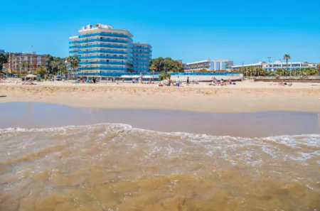 Una mujer de 67 años muere en la playa de La Pineda Imagen de archivo de la playa de La Pineda