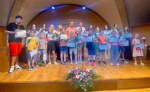 Cambrils lliura els Premis Martí i Pol de poesia i Vázquez Montalbán de prosa Foto de família dels guanyadors dels premis