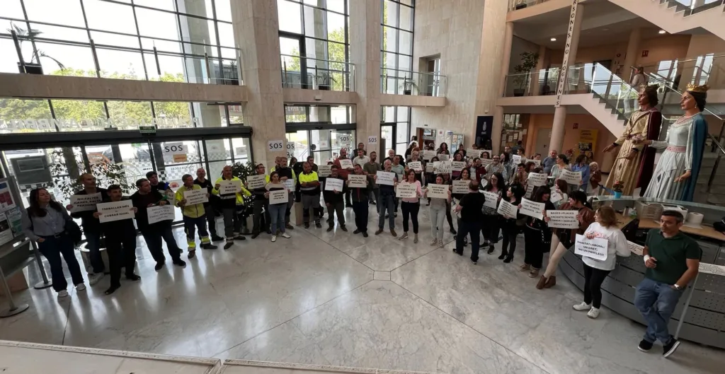 Habrá huelga en el Ayuntamiento de Cambrils: el viernes 5 de junio de 11.30 a 17.30 horas Una protesta de trabajadores en el Ayuntamiento de Cambrils