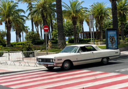 Un coche estadounidense típico de los 60 durante el rodaje en el paseo Jaume I